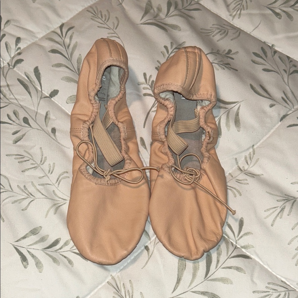 Bloch Tan Leather Ballet Shoes size 6